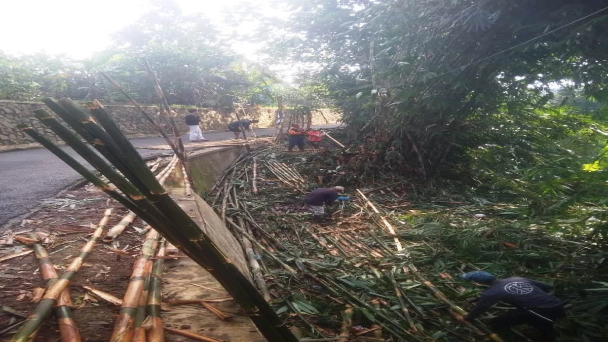 Cegah Pembuangan Sampah, Pemdes Pagar Jalan Salkiem di Subang
