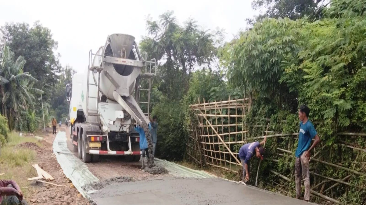 Lancarkan Akses Pertanian di Subang, Pemdes Mekarwangi Cor Jalan Kampung