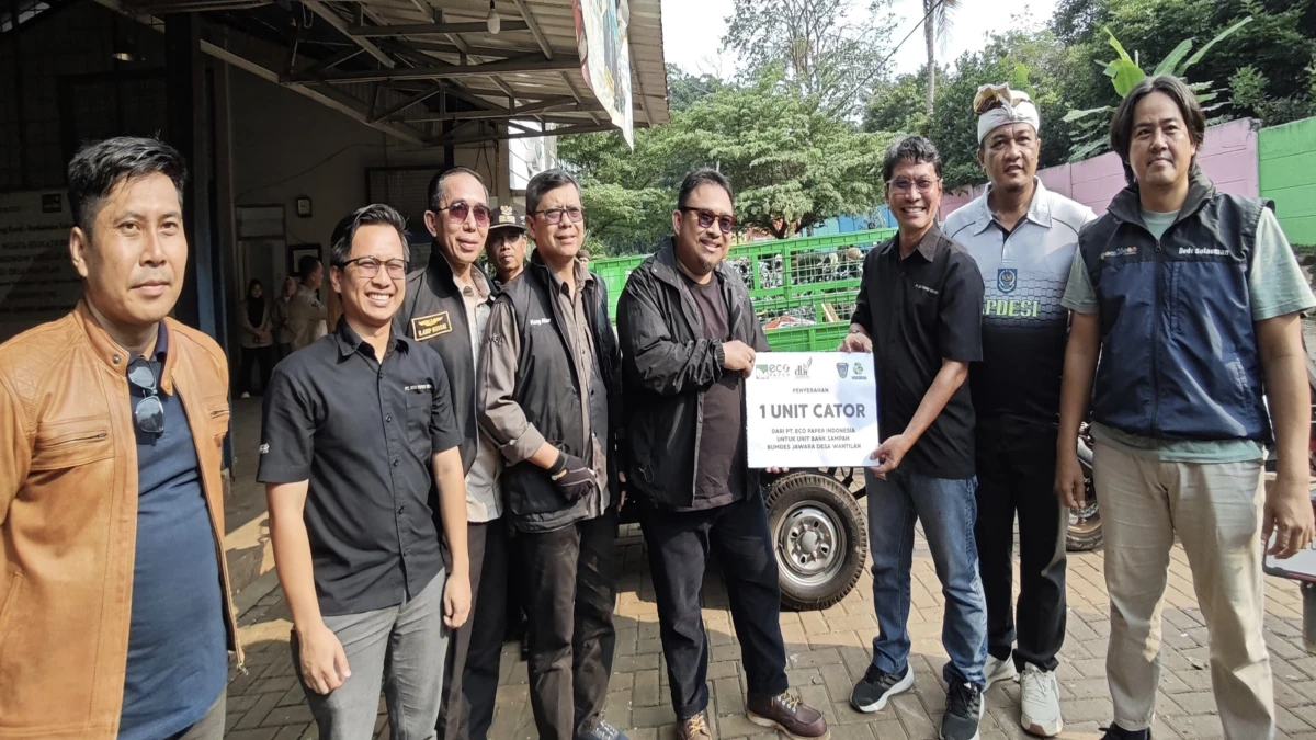 PT Eco Paper Indonesia Hibahkan Kendaraan Pengangkut Sampah untuk Bumdes Wantilan Subang