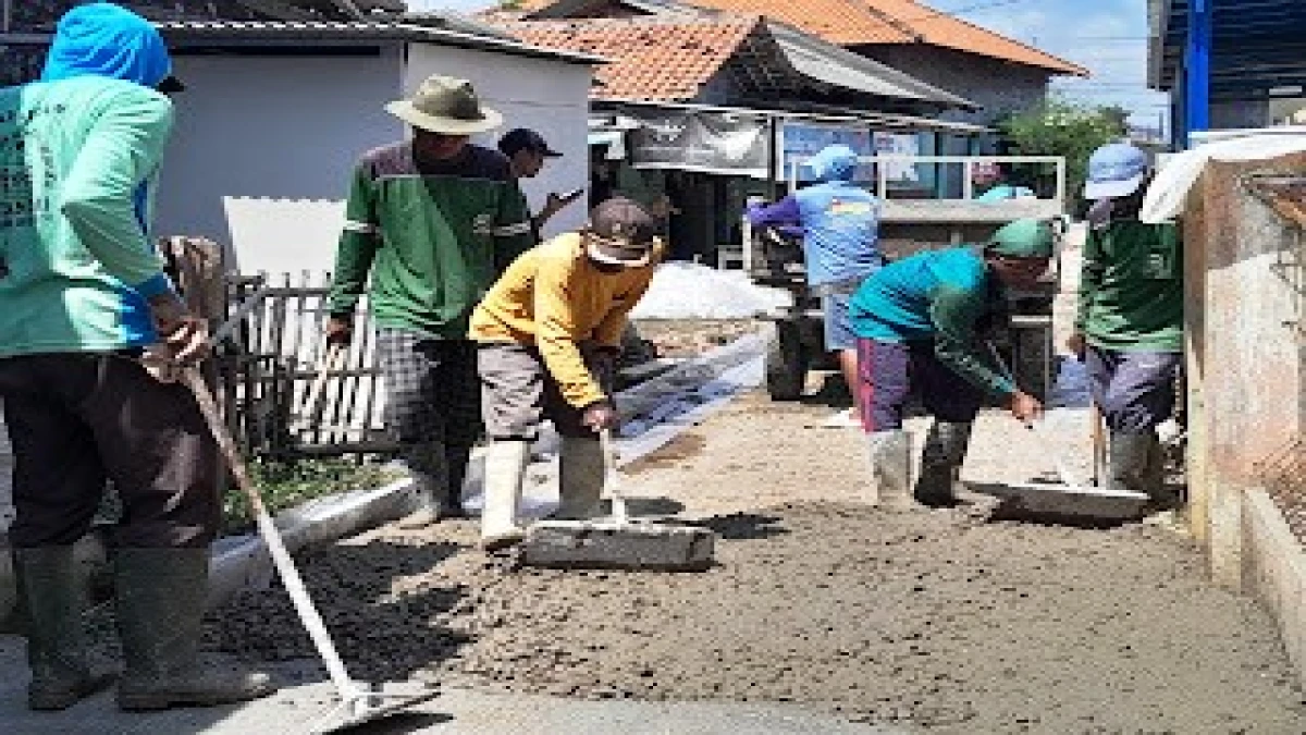Realisasikan Anggaran Dana Desa di Subang, Pemdes Karanganyar Bangun Jalan Lingkungan