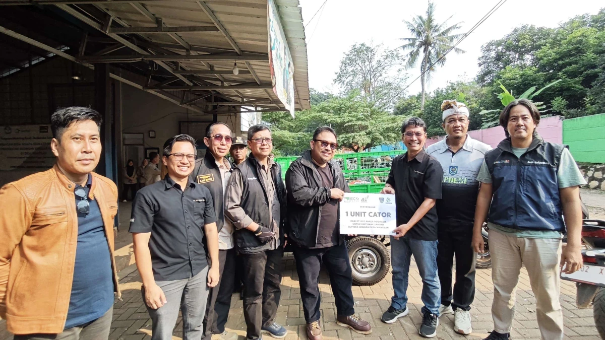 PT Eco Paper Indonesia Hibahkan Kendaraan Pengangkut Sampah untuk Bumdes Wantilan Subang