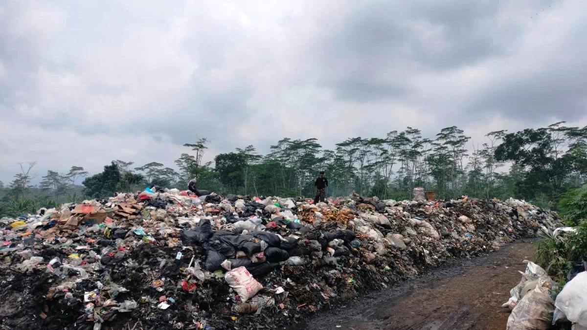 Volume Sampah di TPS Campernik Jalancagak Meningkat, Pekerja Minta Bantuan Alat berat