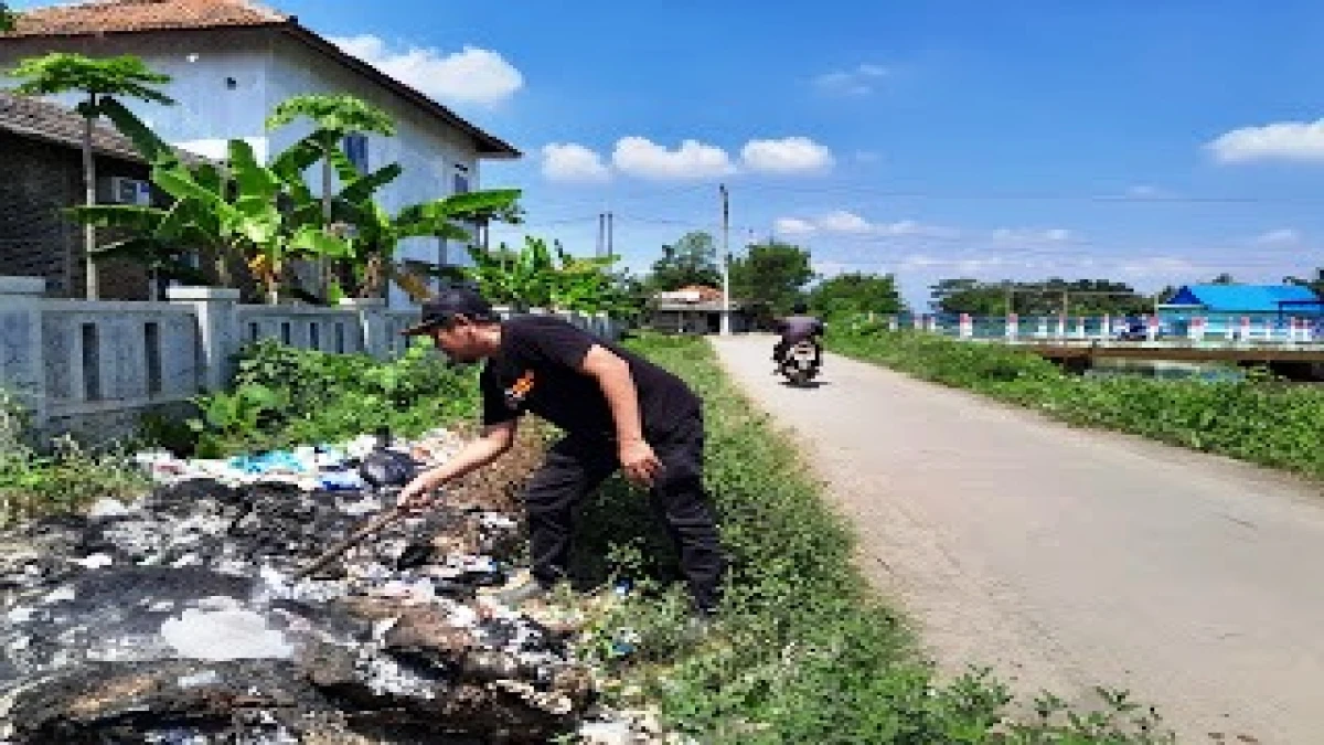 BPD Sumbersari di Subang Geram, Sampah Liar Berserakan Samping Kantor Desa