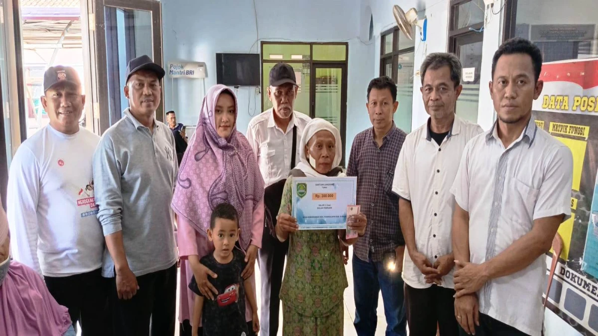 Pemdes Kebondanas Salurkan BLT DD Ekstrem untuk 17 KPM di Subang