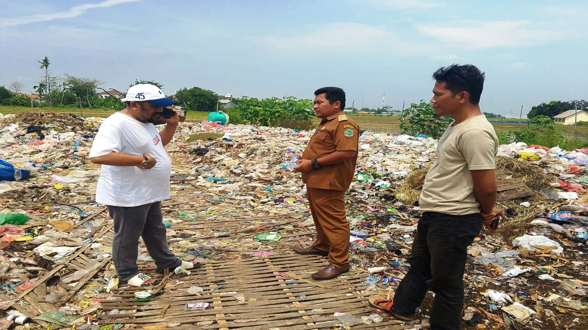 Kurang Cermat Tata Kelola Sampah, Masyarakat Pusakajaya Terpaksa Buang Sampah di Pinggir Jalan