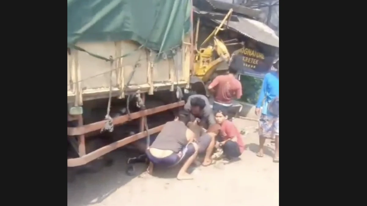 Truk Fuso Hantam Sejumlah Kendaraan dan Warung di Patokbeusi, 9 Orang Jadi Korban