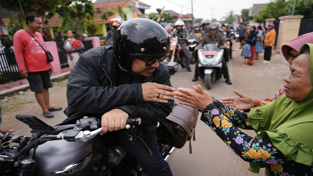 Keliling Desa Naik Motor Sambil Ngecek Jalan Rusak, Lanjut Maen Bola Kang Rey dan Kades di Desa Sidajaya Kecamatan Cipunagara