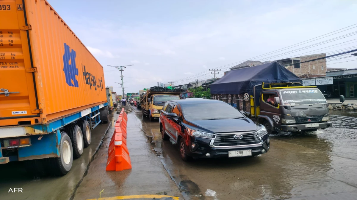 Urai Kemacetan di Sayung Demak, Pemprov Jateng Tutup U-Turn Median Jalan di Depan Pabrik Polytron