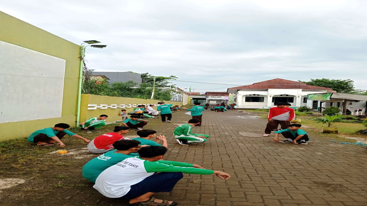 Siswa SMPIT-SMAIT MH Yasin di Subang Bermain Permainan Tradisional, Lestarikan Budaya Sunda