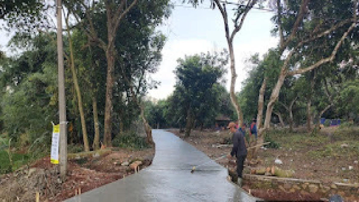 Pemdes Sindangsari Cor Beton Jalan ke TPU, Permudah Akses Peziarah