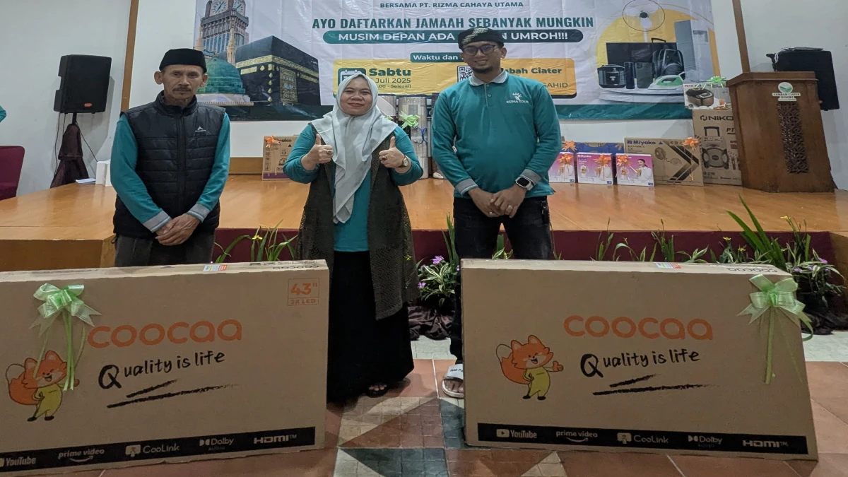Direktur Utama Rizma Cahaya Utama, Hj Citra Dewi bersama agen berprestasi.