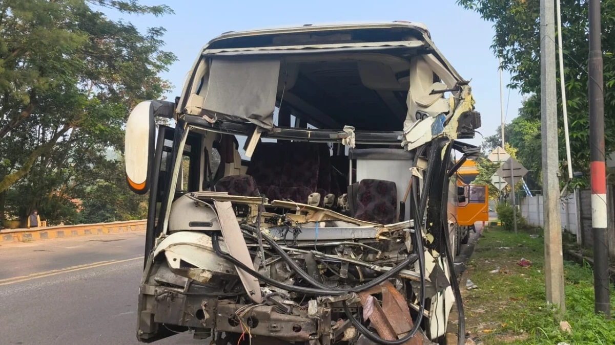 Bus Hantam Truk di Tol Cipularang, 1 Tewas 6 Luka-luka