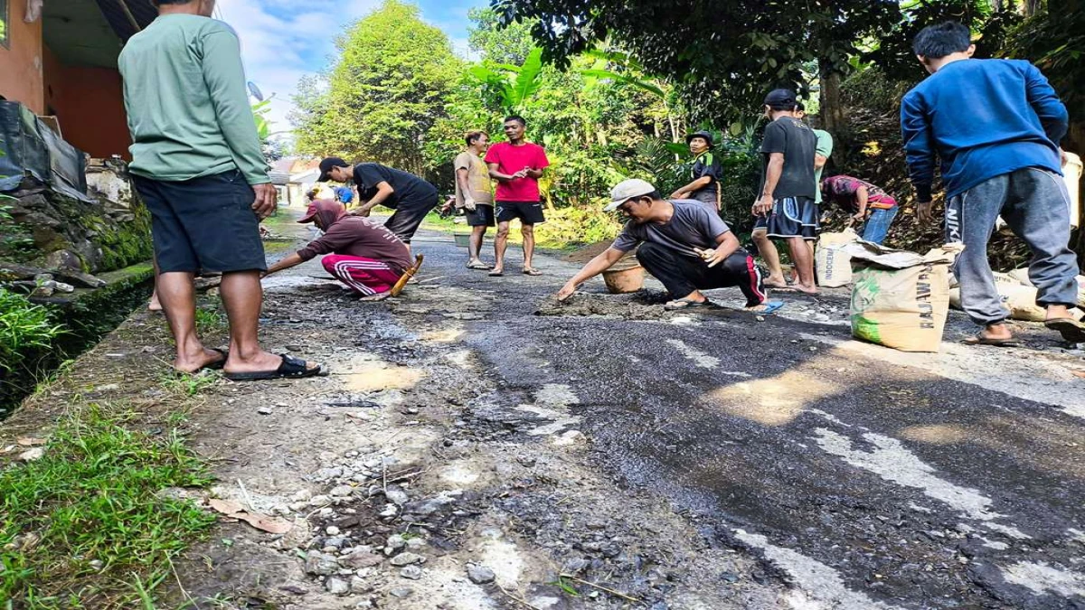 Warga Desa Pasanggrahan Swadaya Tambal Jalan Berlubang, Demi Keselamatan dan Kenyamanan Pengguna Jalan