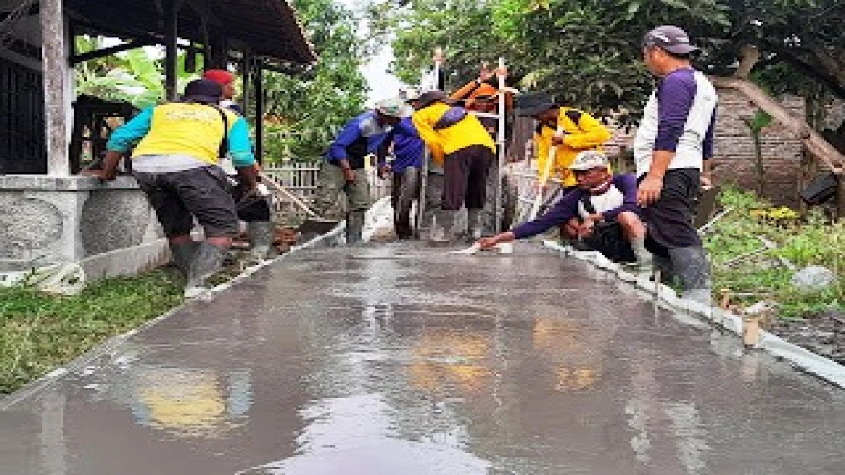 Tunjang Ekonomi Masyarakat di Subang, Pemdes Rangdu Bangun Infrastruktur Jalan