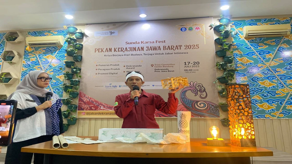 Lampu Hias dari Limbah Paralon Asal Subang Curi Perhatian di Workshop Dekranasda Jabar
