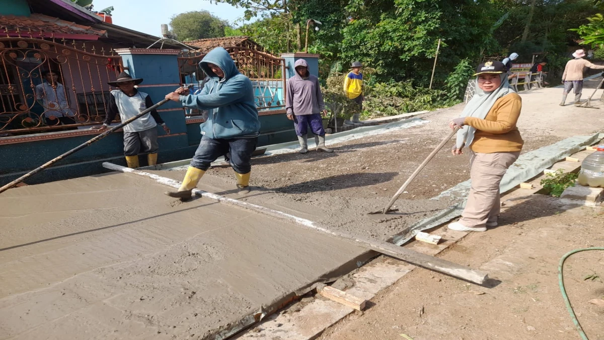 Pemdes Pangsor Lanjutkan Pengecoran Jalan Lingkungan di Dusun Bunut