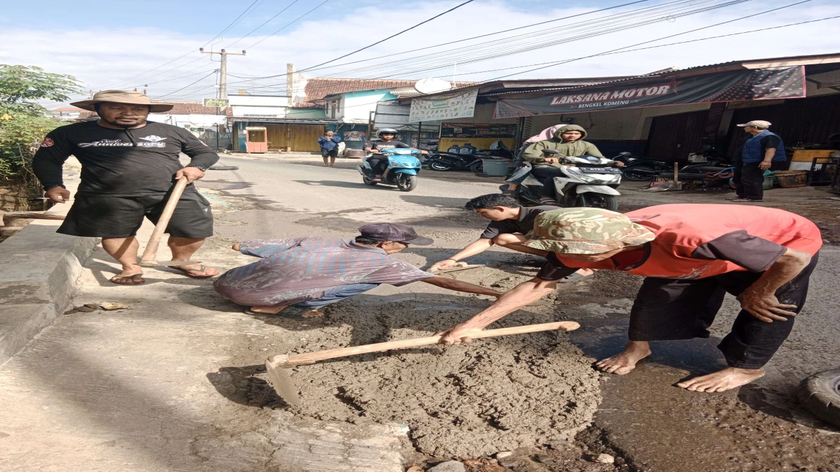 Warga Cadasngampar di Subang Swadaya Cor Jalan Kabupaten, Rusak Parah Tidak Diperbaiki