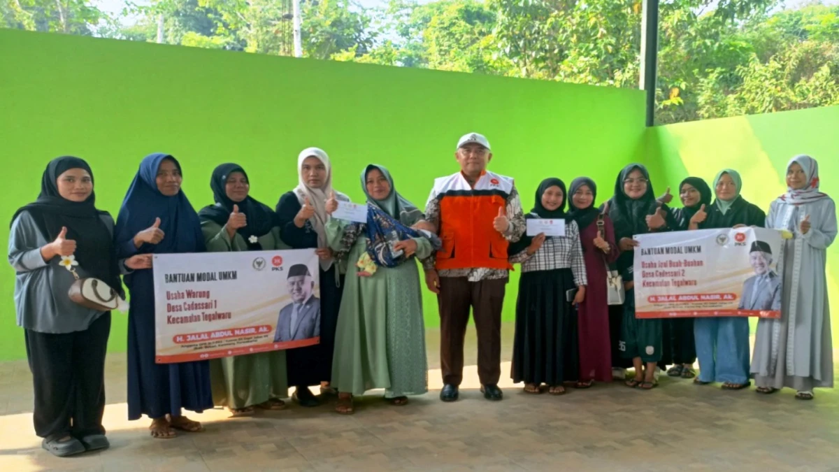 Haji Jalal Salurkan Bantuan Modal Usaha untuk 38 UMKM di Purwakarta
