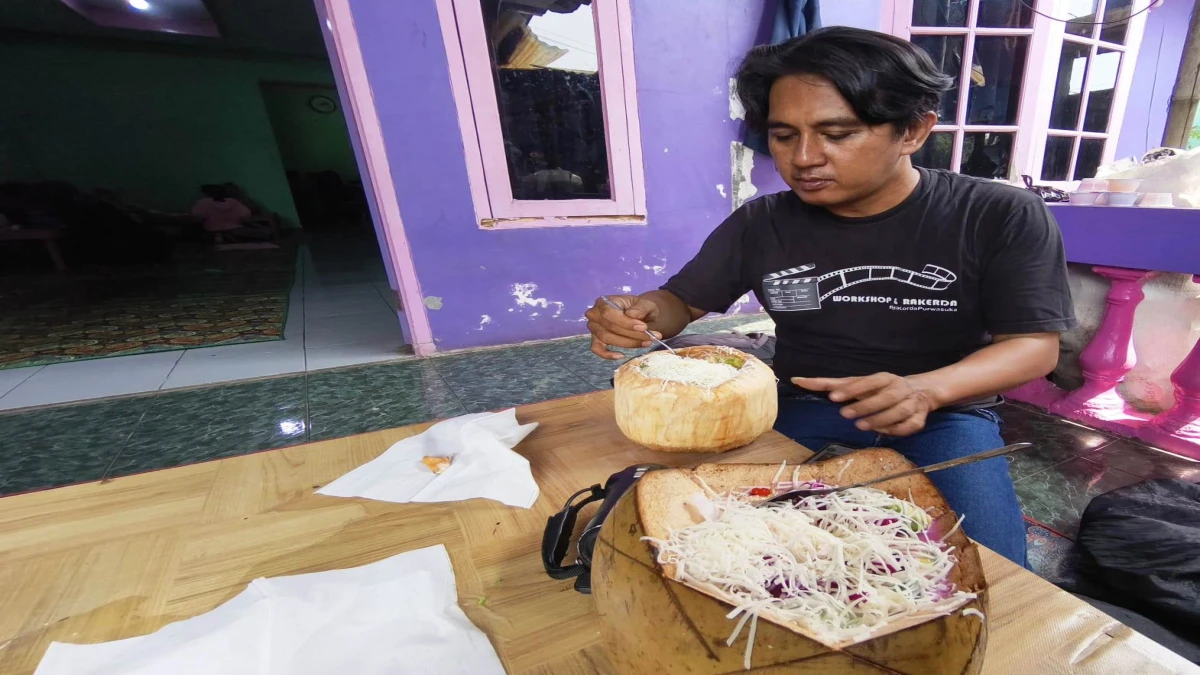 Manis Segar Es Teler Batok Kelapa Khas Kedai Teh Ratu Wanayasa