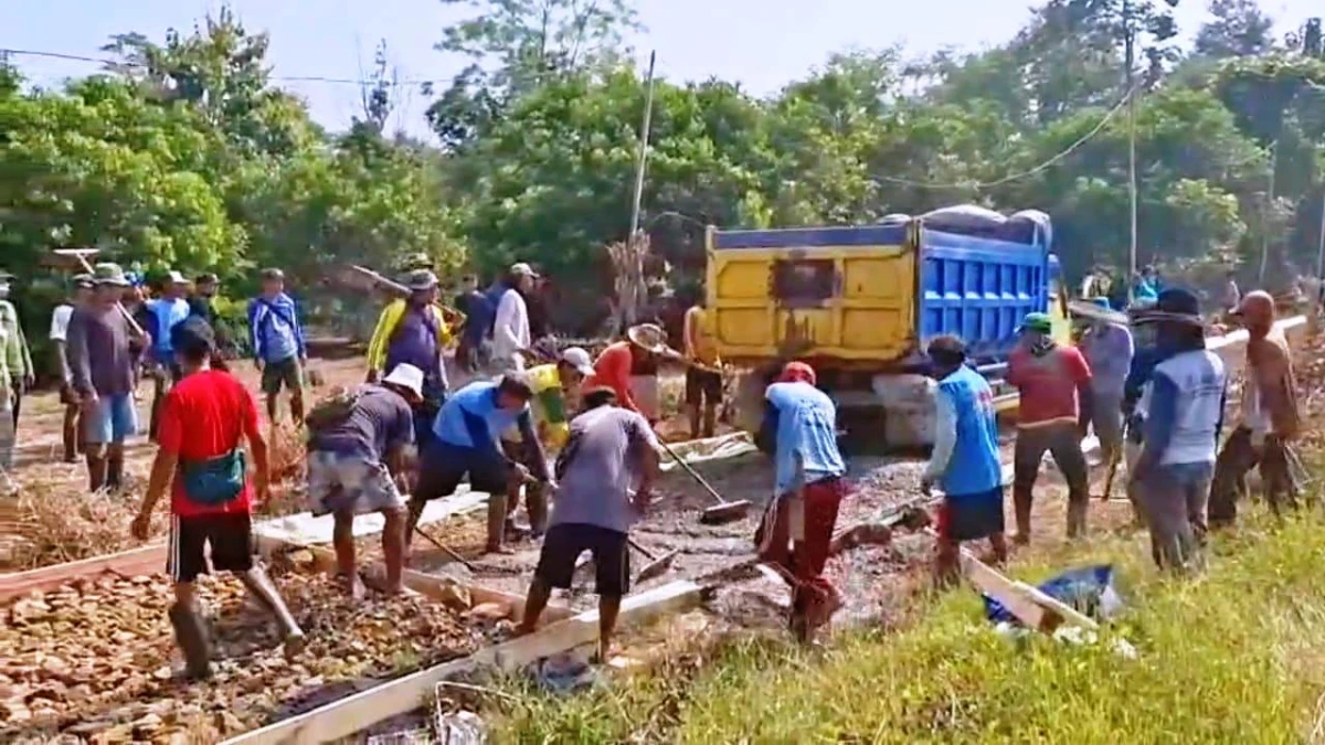 Warga Dusun Bunut di Subang Kompak Bangun Jalan Lingkungan, Bantu Percepat Pengerjaan