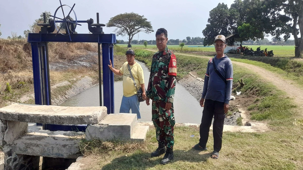 Babinsa AD Koramil 0511/Pusakanagara di Subang Turun dan Kawal Pasokan Air ke Area Pertanian