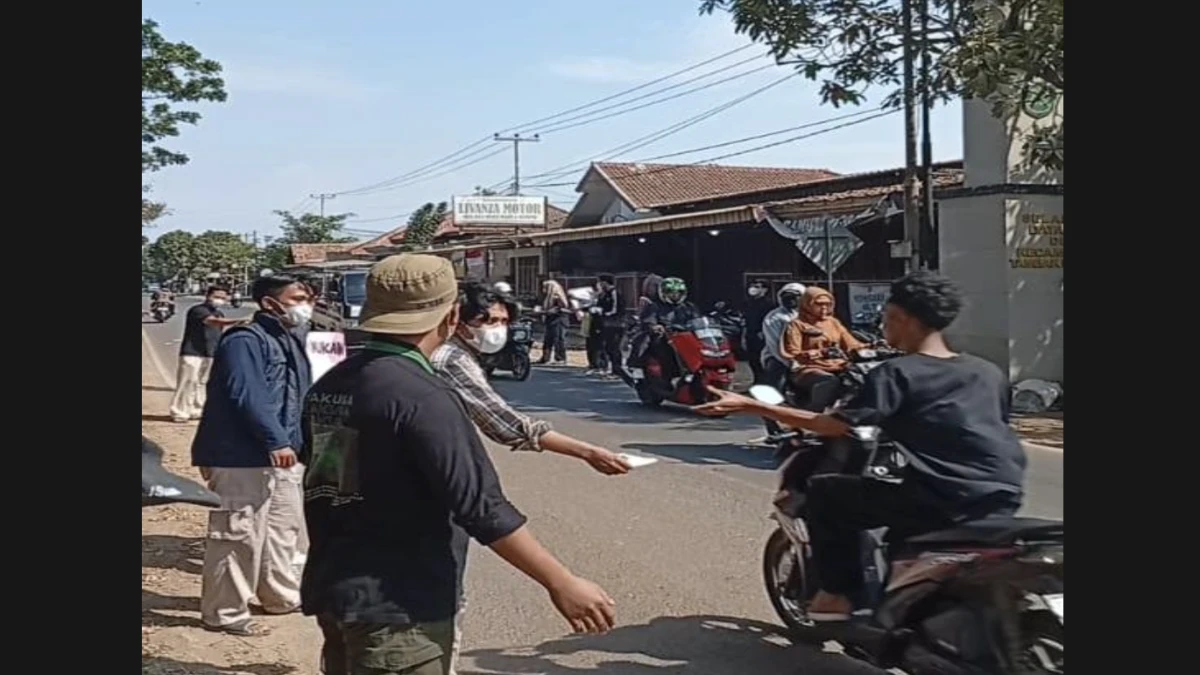 Puluhan Kader HMI Bagikan Masker di Pamanukan, Desak Pemerintah Atasi Debu Proyek Tol Patimban
