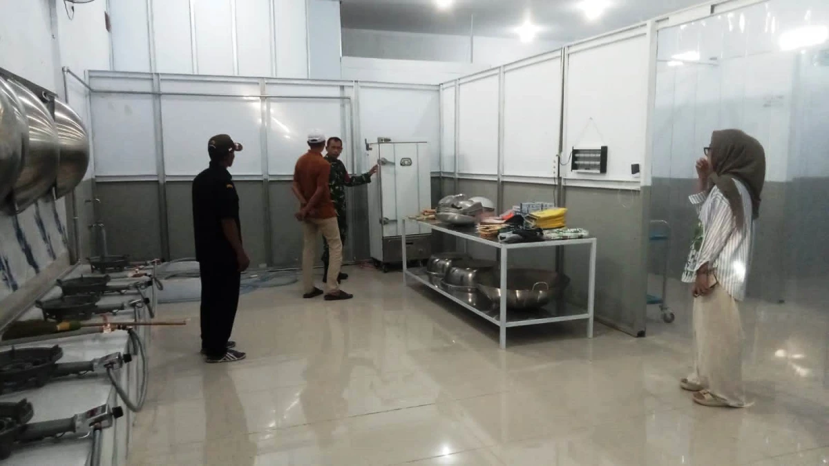 Pastikan Layak Gizi dan Higenis, Babinsa AD Cek Proses Penyediaan MBG