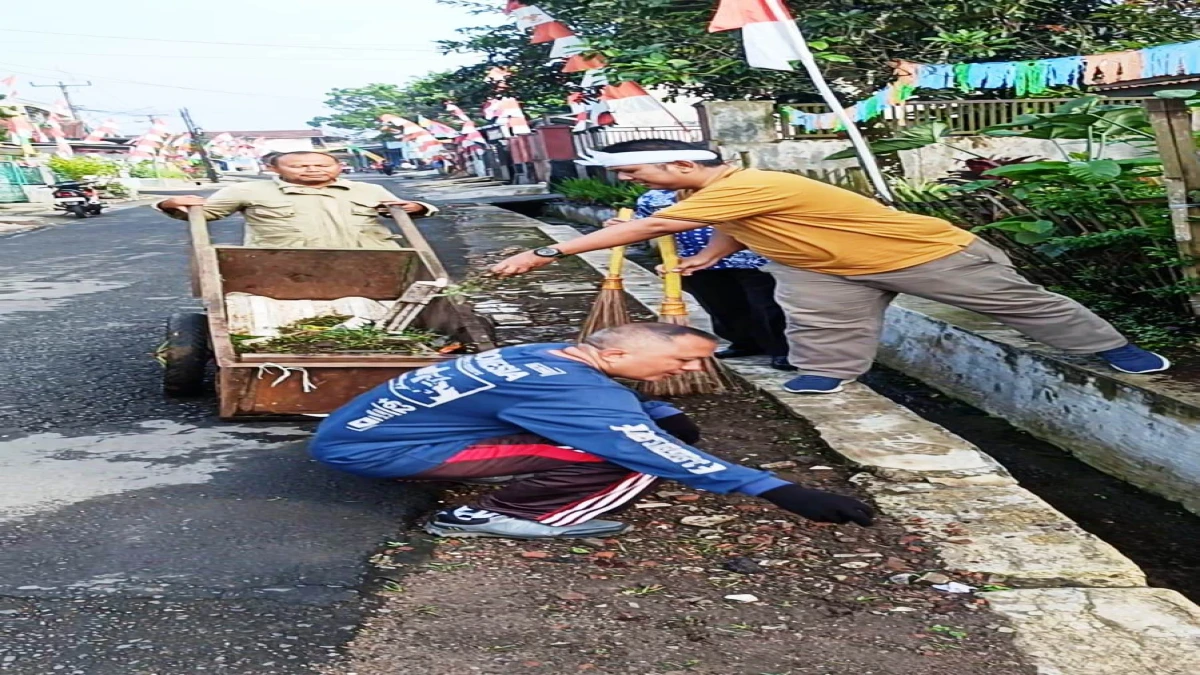 Kebiasaan Camat Kasomalang Terjun Langsung Bebersih Bareng Warga