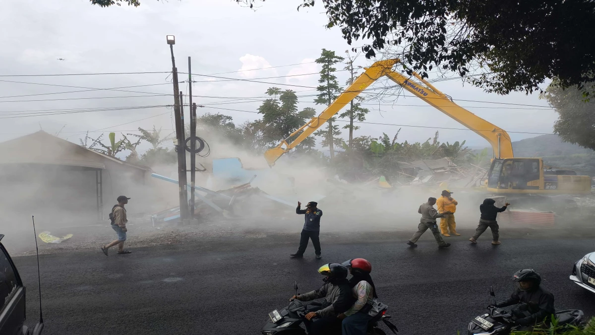 Drama Penertiban Bangunan Liar di Jalan Raya Ciater