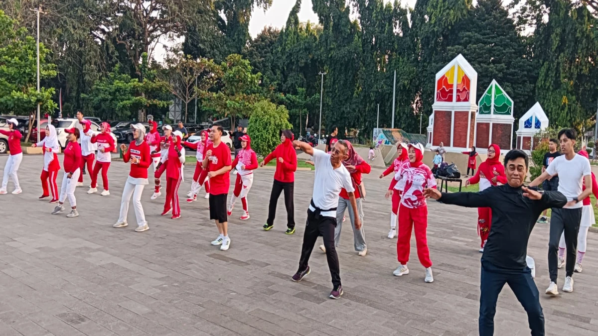 Jaga Kebugaran Tubuh, Dahlan Iskan Senam di Alun-alun Subang