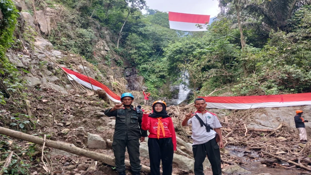 Warna Alam Kibarkan Bendera Merah Putih di Tebing Curug Paok