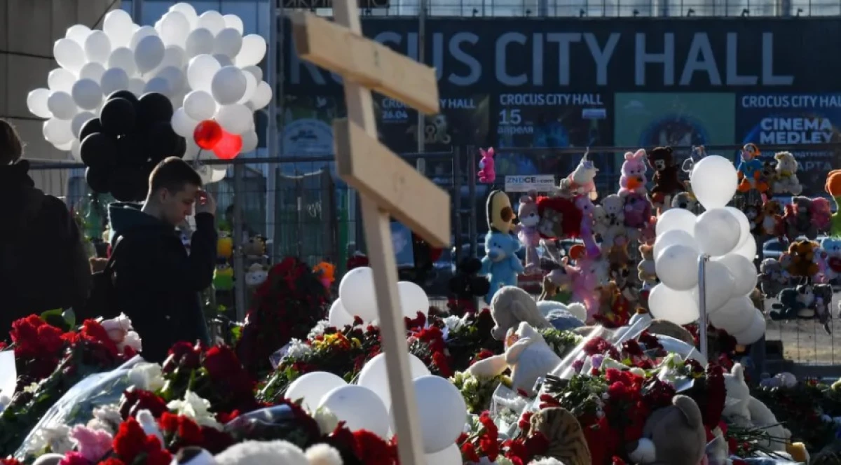 Bunga untuk Memberikan Penghormatan Korban Penembakan Massal di Rusia. (Sumber Foto:  OLGA MALTSEVA/AFP/FP)