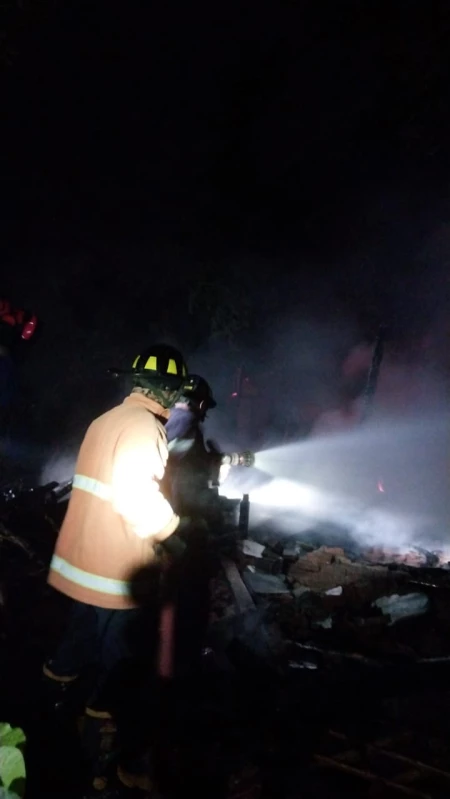 Pemadam saat berusaha memadamkan api yang membakar rumah milik salah satu warga bernama Atik, di Dusun Sukamaju, Desa Sidamulya, Kecamatan Cipunagara, Sabtu dini hari (22/6).