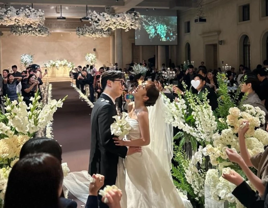 Kim Bora 'SKY Castle' Resmi Menikah dengan Sutradara Jo Ba Reun, Kim Hye Yoon Sempatkan Hadir