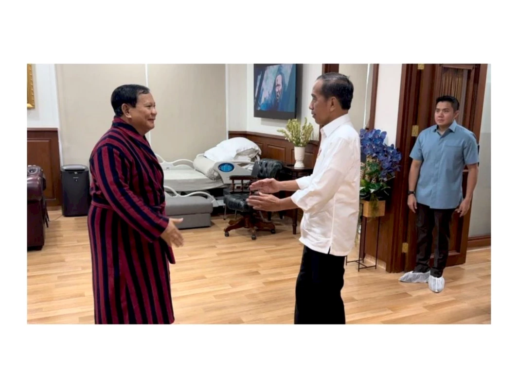 Jokowi Jenguk Prabowo Subianto Usai Operasi Cedera Kaki di RSPPN