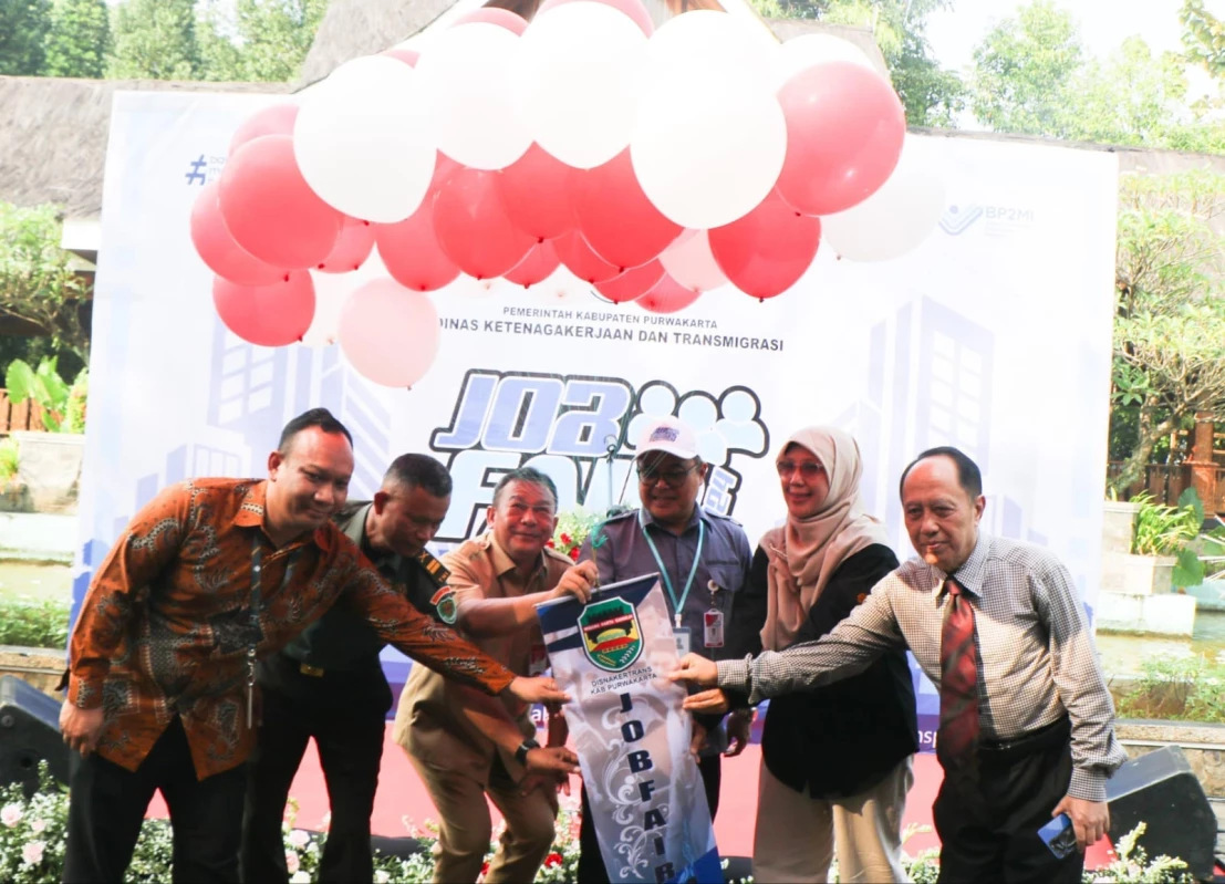JOB FAIR. Pj Bupati Purwakarta Benni Irwan membuka langsung Job Fair 2024 yang ditandai pelepasan rangkaian balon ke udara.   ADAM SUMARTO/PASUNDAN EKSPRES