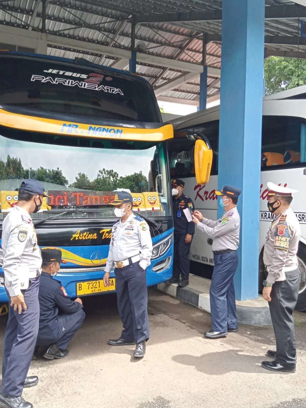 Dinas Perhubungan Kabupaten Subang bersama Sat Lantas Polres Subang saat mengecek bus di Terminal Tipe A Subang.