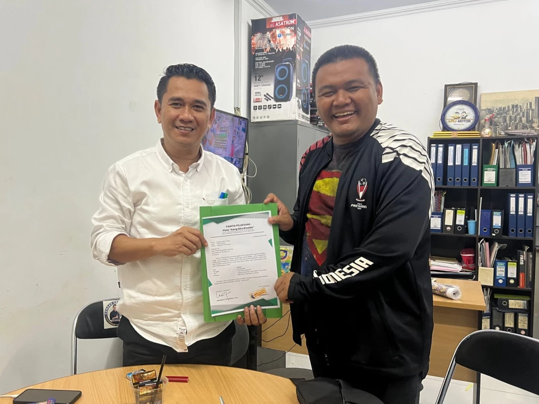 Niko Rinaldo menyampaikan undangan kepada Ketua KONI Subang Asep Rochman Dimyati untuk menghadiri Turnamen Sepakbola Kang Niko Rinaldo Cup.