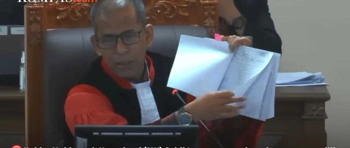 Hakim MK Saldi Isra Soroti Dugaan Kecurangan Tanda Tangan Pemilih di TPS Bangkalan