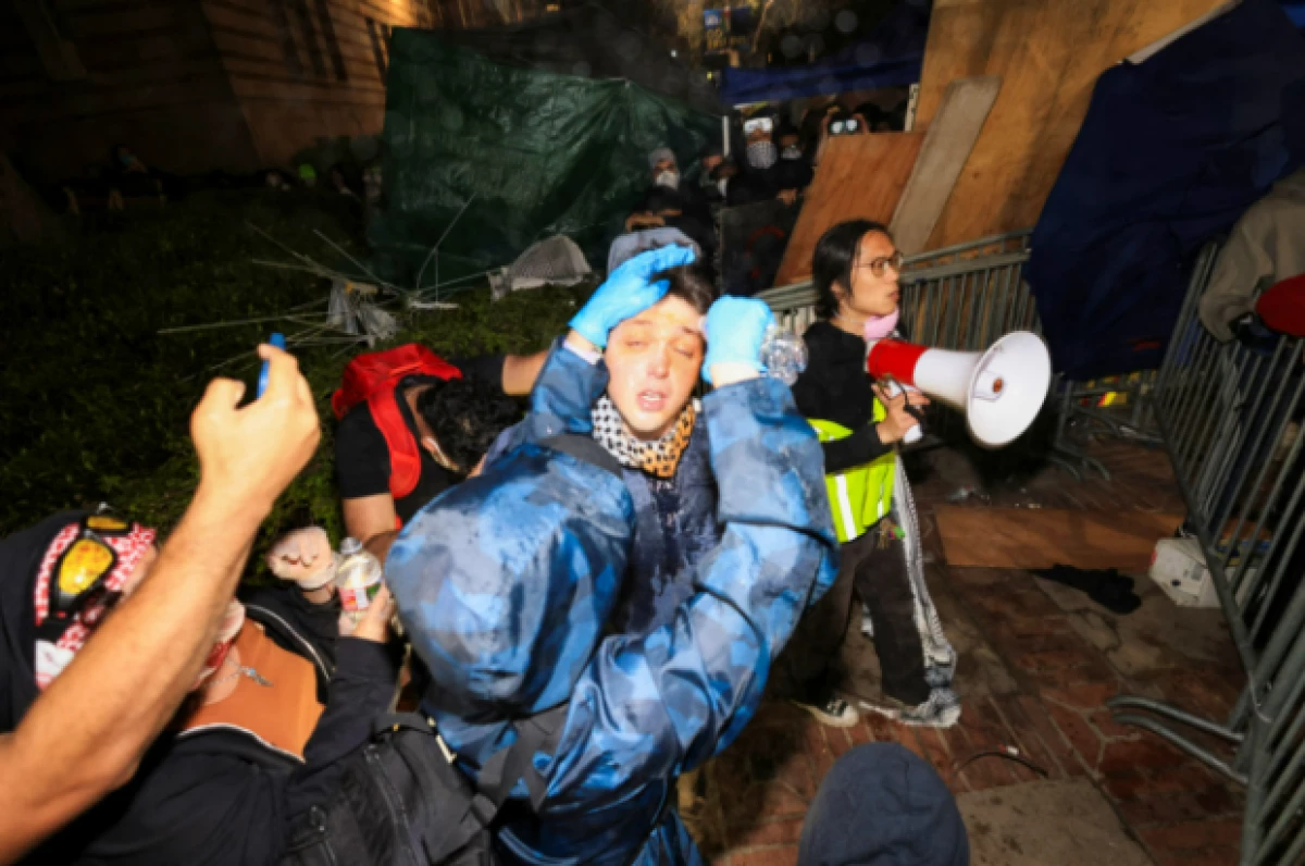 Kekerasan Berkobar di UCLA ketika Polisi Mengakhiri Protes di Columbia