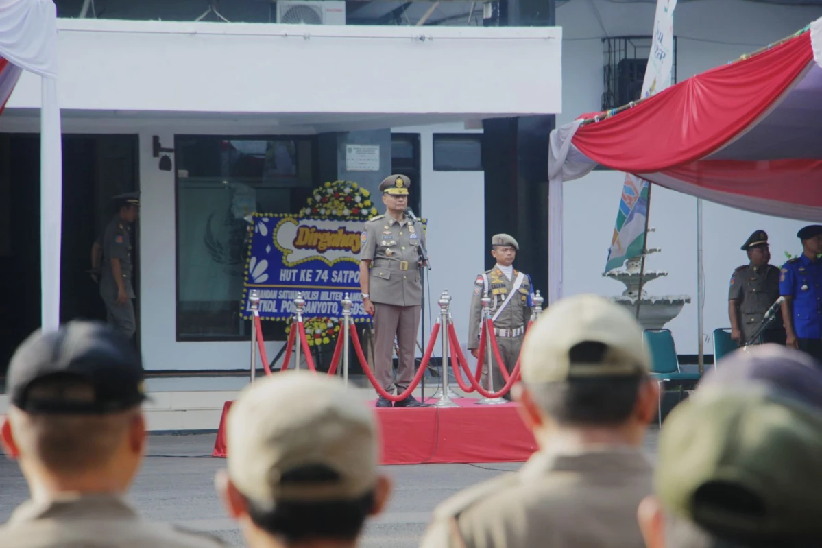 Pj Bupati Subang Imran saat menjadi inspektur upacara dalam peringatan HUT Satpol PP, Satlimnas, dan Damkar, Selasa (30/4).