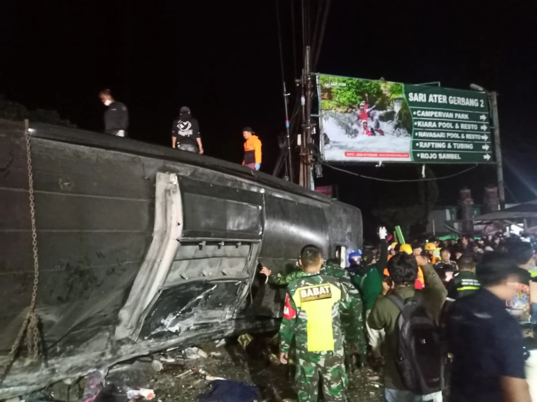 Bus pariwisata mengalami kecelakaan di Ciater Subang, Sabtu (11/5). (Hadi Martadinata/Pasundan Ekspres)