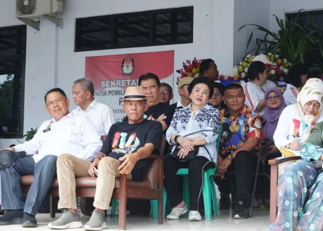 Mantan Bupati Ruhimat Dianugerahi Bapak Pemekaran Subang Utara. (Sumber Foto: TikTok @nikorinaldo31)