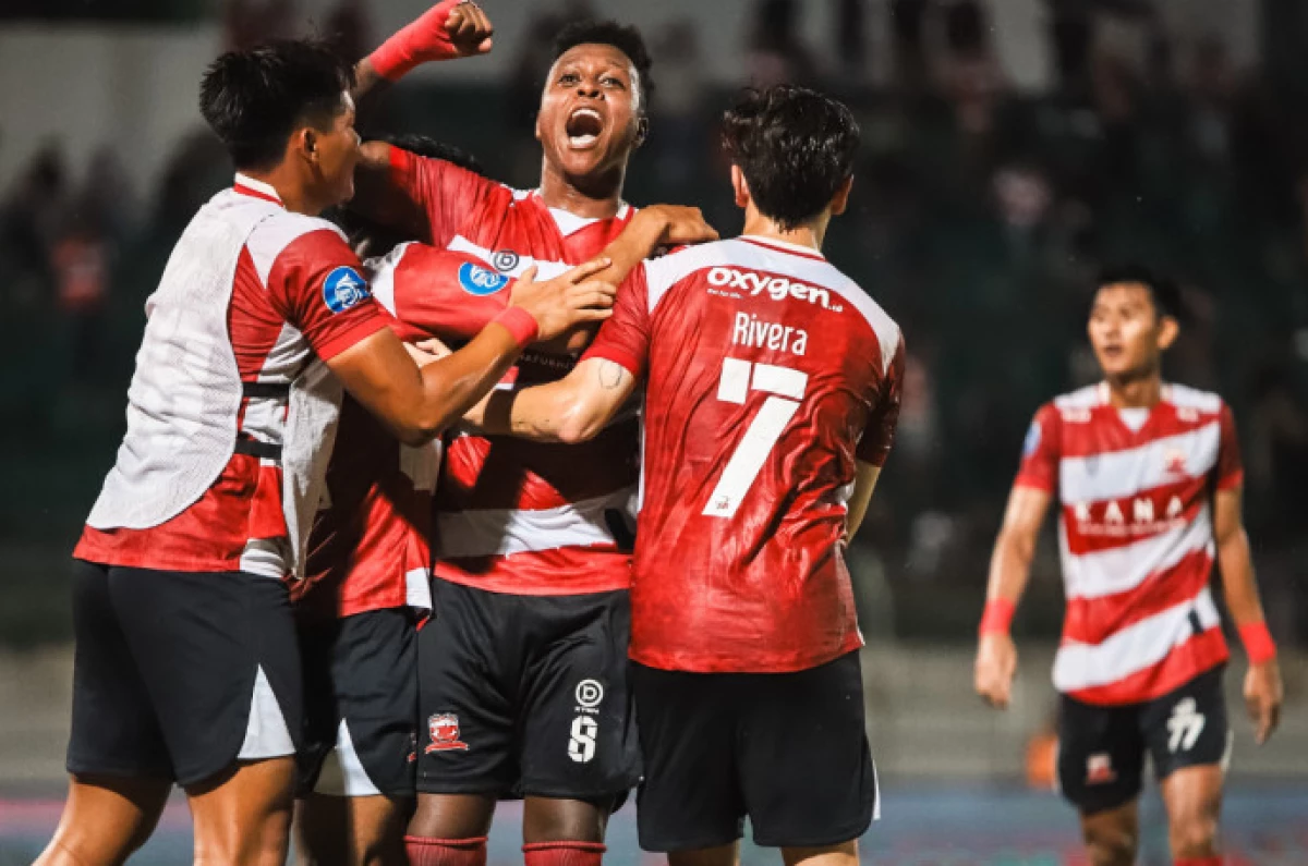 Pesepak bola Madura United Hugo Gomes Dos Santos Silva (tengah) melakukan selebrasi bersama rekan setimnya usai mencetak gol(ANTARA FOTO/Rizal Hanafi)