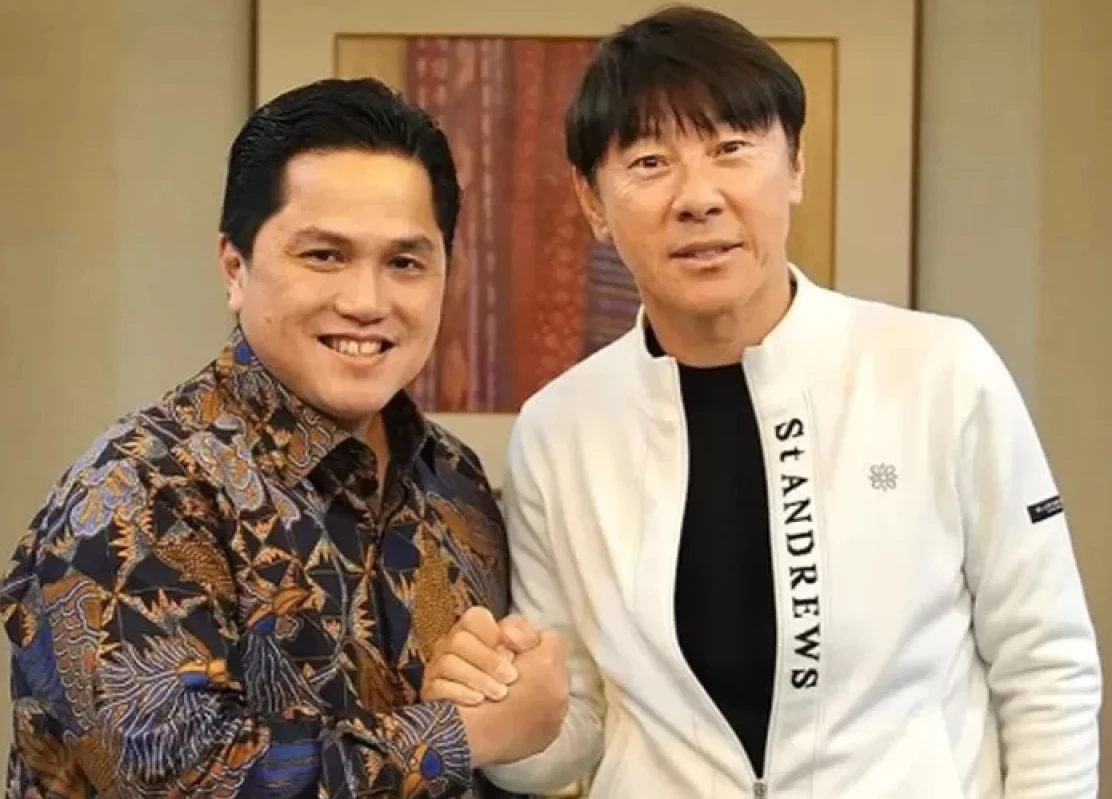 Ketua PSSI Erich Thohir berjabatan tangan dengan pelatih Timnas Indonesia STY sumber ( Instagram/@erichthohir)