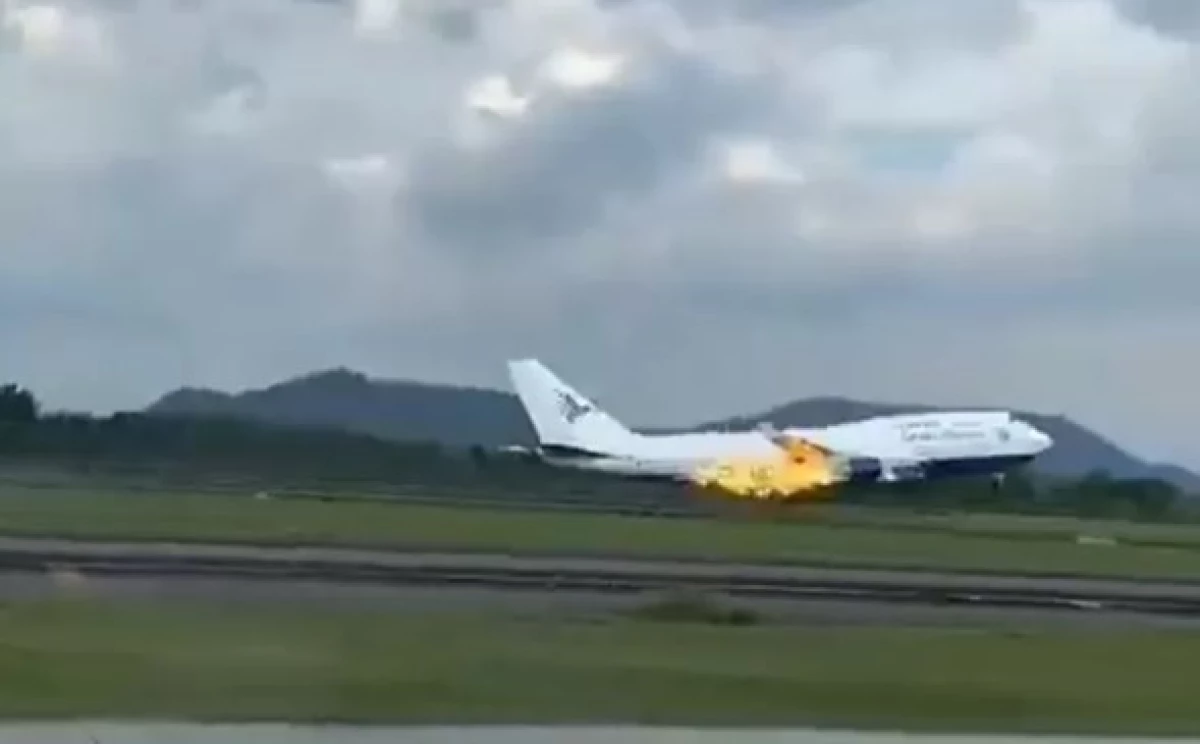 Mesin Pesawat Garuda Indonesia Mengeluarkan Percikan Api. (Sumber Foto:  Trending X)
