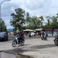 HADI MARTADINATA/PASUNDAN EKSPRES    RAMAI LANCAR: Arus lalu lintas di Jalan Lingkarcagak Subang ramai lancar dilalui pemudik dari berbagai daerah.