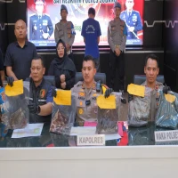 Kapolres Subang, AKBP Ariek Indra Sentanu, saat konferensi pers terkait kasus pengeroyokan di Pujasera Subang.
