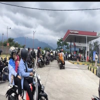 HADI MARTADINATA/PASUNDAN EKSPRES   WISATAWAN: Memasuki H+4 Lebaran 2025, pengendara motor nampak antri di salah satu SPBU di jalur wisata Subang Selatan yang mulai dipadati oleh wisatawan yang ingin menghabiskan masa liburan mereka.