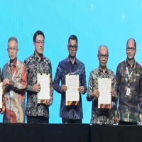 PLN Group menandatangani 5 (lima) kerja sama strategis bersama para pelaku industri minyak dan gas (Migas) baik nasional mau pun internasional.
